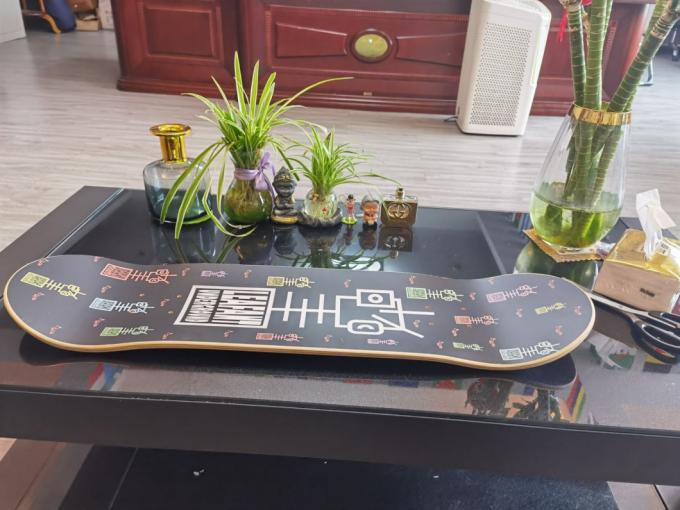 2023 Desain Baru Grosir Berwarna 7 Ply Maple Skateboard Profesional 4 Roda 4